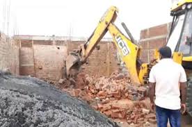 निर्माणाधीन मकान ध्वस्त, 04 को बचाया