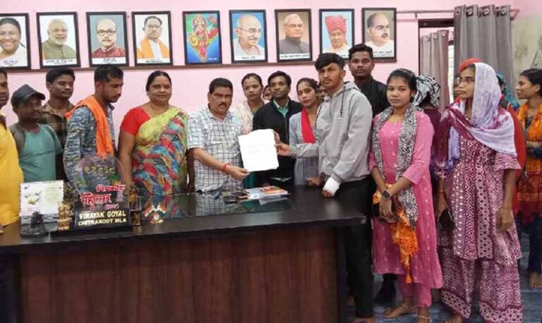 डिमरापाल मेडिकल कॉलेज से निकाले गये गार्ड्स ने चित्रकोट विधायक को सौंपा ज्ञापन