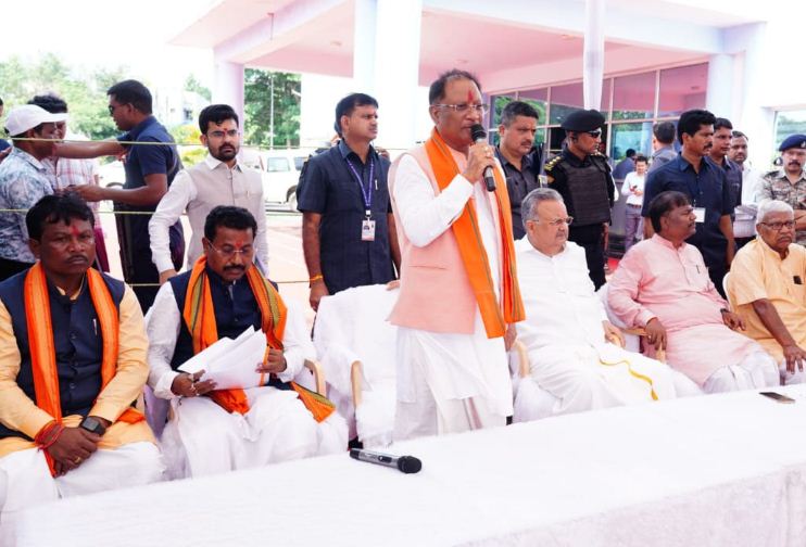 मुख्यमंत्री विष्णु देव साय ने सर्किट हाऊस में जनप्रतिनिधियों और गणमान्य नागरिकों से भेंटकर दी नवरात्र पर्व की बधाई