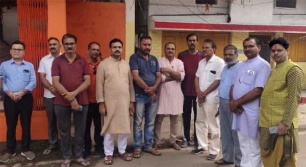 प्रदीप उपाध्याय के घर पहुंचा ब्राम्हण समाज, कार्रवाई के लिए परिवार के साथ खड़े हैं प्रदीप उपाध्याय के घर पहुंचा ब्राम्हण समाज, कार्रवाई के लिए परिवार के साथ खड़े हैं