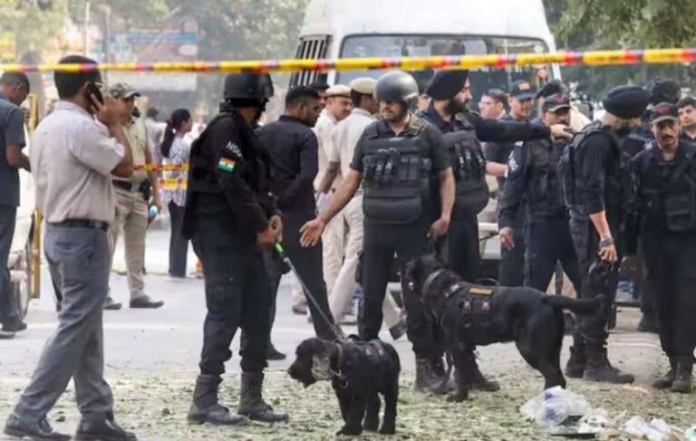 दिल्ली ब्लास्ट सीसीटीवी में दिखे 3 संदिग्ध इस तरह किया धमाका