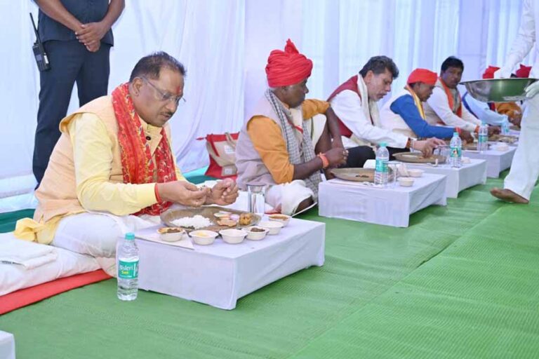 मुख्यमंत्री साय ने आमचो बस्तर क्लब में मांझी-चालकी और बस्तर दशहरा पर्व के पारंपरिक सदस्यों के साथ किया दोपहर का भोजन मुख्यमंत्री साय ने आमचो बस्तर क्लब में मांझी-चालकी और बस्तर दशहरा पर्व के पारंपरिक सदस्यों के साथ किया दोपहर का भोजन