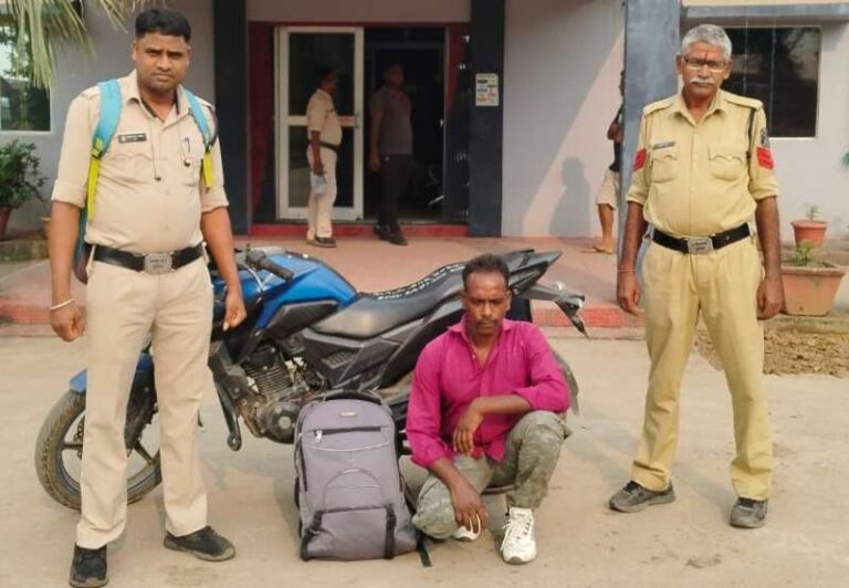 अवैध रूप से 25 लीटर कच्ची महुआ शराब रखकर परिवहन करने के आरोप में एक गिरफ्तार 