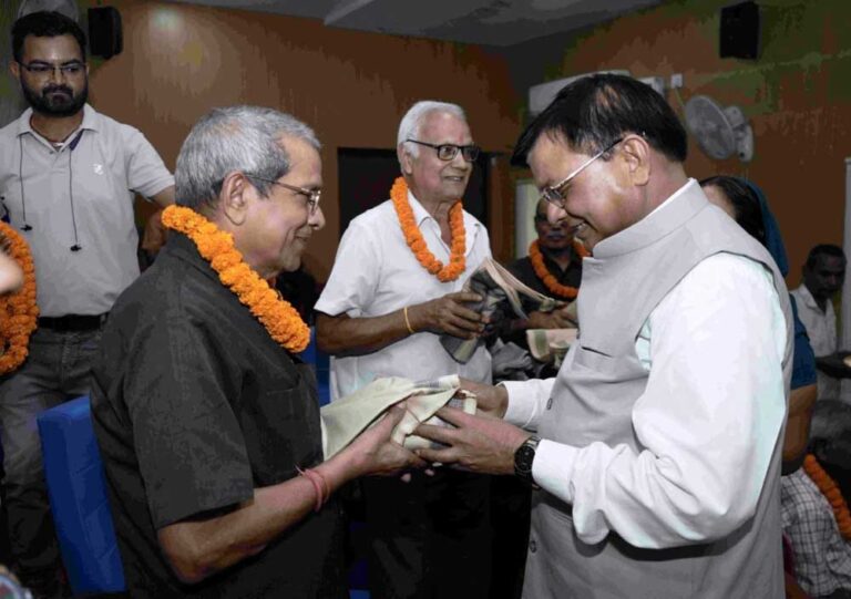 कैबिनेट मंत्री देवांगन ने वृद्धजनों को किया सम्मानित