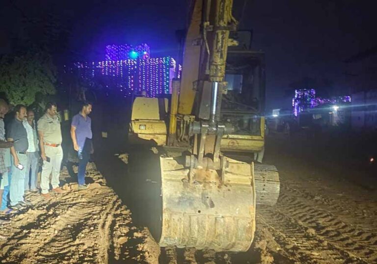 9 साल से विवादित एडीबी जैजैपुर से मिशन चौक तक बंद सड़क का निर्माण कार्य शुरू 9 साल से विवादित एडीबी जैजैपुर से मिशन चौक तक बंद सड़क का निर्माण कार्य शुरू