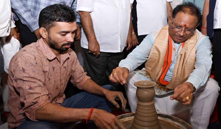 मुख्यमंत्री विष्णु देव साय ने चाक पर दिखाई कलाकारी, बनाई मिट्टी की कटोरी