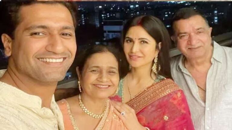 बहरूपिया है ये आदमी: विक्की कौशल के करवाचौथ लुक ने मचाई धूम! बहरूपिया है ये आदमी: विक्की कौशल के करवाचौथ लुक ने मचाई धूम!