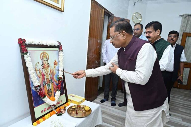 मुख्यमंत्री ने भगवान धन्वंतरि की पूजा अर्चना कर प्रदेशवासियों के लिए माँगा आरोग्य का वरदान