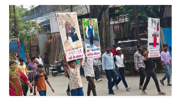 बेवफा गर्लफ्रेंड से गिफ्ट के बदले मिली धमकी तो युवक ने दी जान, अर्थी में बेवफा के फोटो टांगे बेवफा गर्लफ्रेंड से गिफ्ट के बदले मिली धमकी तो युवक ने दी जान, अर्थी में बेवफा के फोटो टांगे