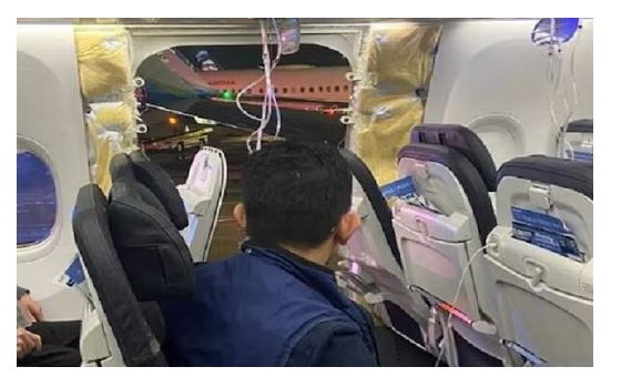 जगदलपुर से रायपुर जा रही फ्लाइट की आसमान में टूटी प्लेन की खिड़की जगदलपुर से रायपुर जा रही फ्लाइट की आसमान में टूटी प्लेन की खिड़की