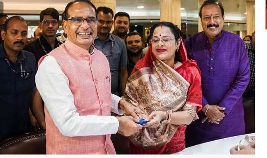 पत्नी साधना के साथ शॉपिंग करने पहुंचे शिवराज सिंह, चांदी का सिक्का खरीदकर दी दीपोत्सव की शुभकामनाएं पत्नी साधना के साथ शॉपिंग करने पहुंचे शिवराज सिंह, चांदी का सिक्का खरीदकर दी दीपोत्सव की शुभकामनाएं