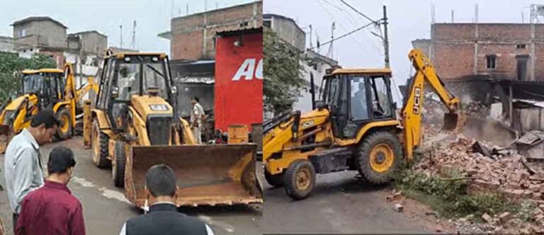 छत्तीसगढ़-सूरजपुर में साय सरकार का एक्शन, डबल मर्डर के मुख्य आरोपी के अवैध मकान पर चला बुलडोजर