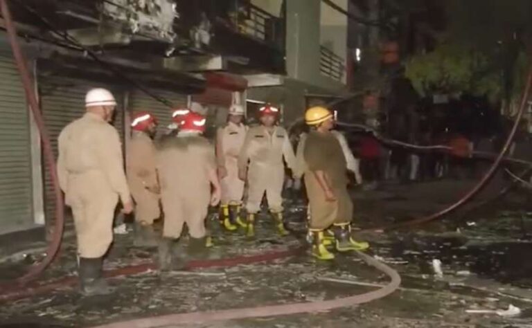 दमकल की 24 गाड़ियों ने बुझाई कैलाशपुरी कॉलोनी फैक्ट्री की भीषण आग, आग से फैक्ट्री को हुआ भारी नुकसान