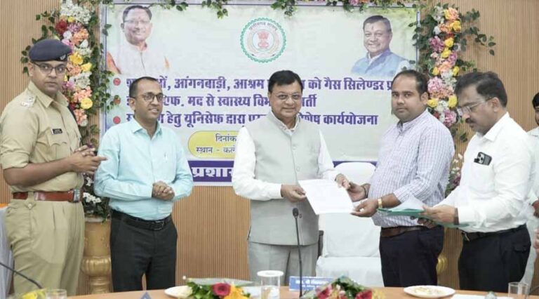 मंत्री लखन लाल देवांगन ने स्वास्थ्य कर्मियों एवं अतिथि शिक्षकों को प्रदान किया नियुक्ति पत्र