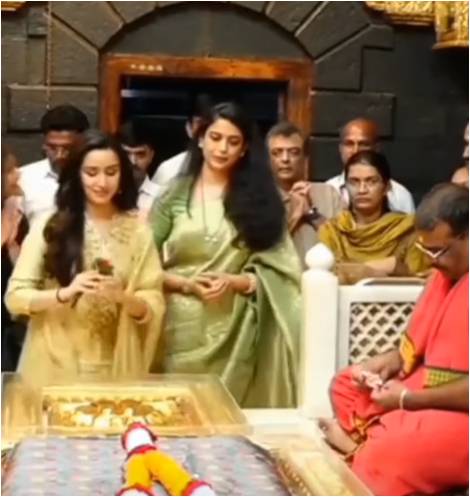 साईं बाबा के दरबार में श्रद्धा कपूर ने टेकना माथा, ‘स्त्री 2’ की सफलता के बाद आशीर्वाद लेना पहुँची साईं बाबा के दरबार में श्रद्धा कपूर ने टेकना माथा, ‘स्त्री 2’ की सफलता के बाद आशीर्वाद लेना पहुँची