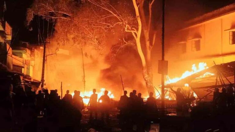 बासुकीनाथ मेन मार्केट में भीषण आग: 3 दर्जन से अधिक दुकानें हुईं जलकर खाक