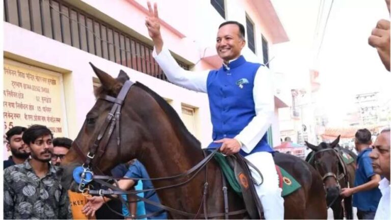 घोड़े पर सवार होकर वोट डालने पहुंचे हरियाणा भाजपा के सांसद नवीन जिंदल, सासंद ने कही यह बड़ी बात घोड़े पर सवार होकर वोट डालने पहुंचे हरियाणा भाजपा के सांसद नवीन जिंदल, सासंद ने कही यह बड़ी बात