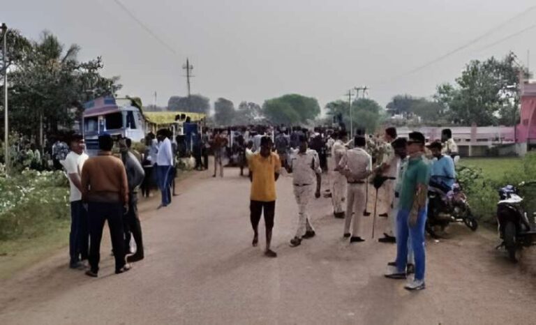 CG में दर्दनाक हादसा : सीमेंट से भरे ट्रक ने बाइक सवार परिवार को कुचला, तीन लोगों की मौके पर ही मौत, 2 साल की मासूम की हालत नाजुक