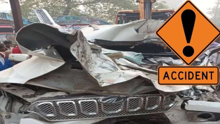 सड़क हादसा; स्कॉर्पियो ने ट्रक को मारी टक्कर, 2 लोगों की मौत और 3 घायल सड़क हादसा; स्कॉर्पियो ने ट्रक को मारी टक्कर, 2 लोगों की मौत और 3 घायल