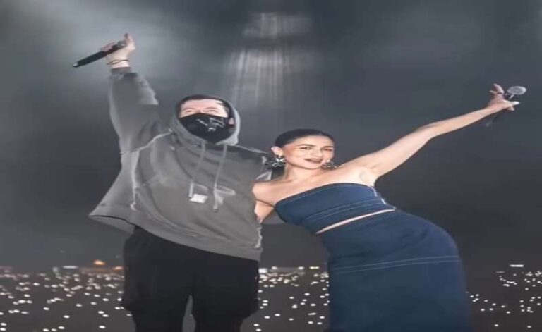 Alan Walker के परफॉर्मेंस में अलिया भट्ट की अचानक एंट्री, फैंस हुए हैरान Alan Walker के परफॉर्मेंस में अलिया भट्ट की अचानक एंट्री, फैंस हुए हैरान