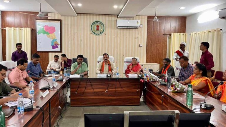 जिला खनिज संस्थान न्यास की शासी परिषद की बैठक संपन्न, हाईमास्ट लाइट और विद्युत व्यवस्था में सुधार के निर्देश: श्याम बिहारी जायसवाल जिला खनिज संस्थान न्यास की शासी परिषद की बैठक संपन्न, हाईमास्ट लाइट और विद्युत व्यवस्था में सुधार के निर्देश: श्याम बिहारी जायसवाल