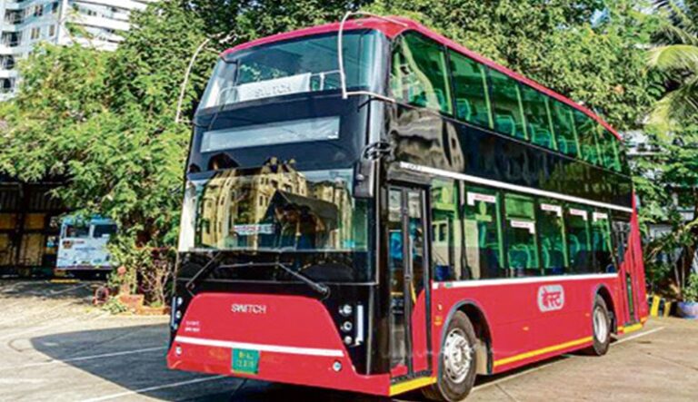 इंदौर की सड़कों पर चली डबल डेकर बस, एक महीने का ट्रायल रन शुरू