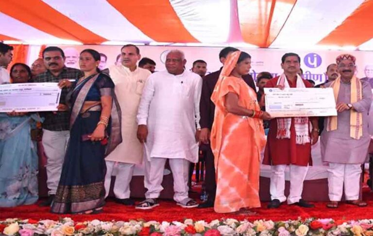 छत्तीसगढ़-मुंगेली में लगा आवास मेला, 10 हितग्राहियों को मिली घर की चाबी और 20 हजार को स्वीकृति पत्र छत्तीसगढ़-मुंगेली में लगा आवास मेला, 10 हितग्राहियों को मिली घर की चाबी और 20 हजार को स्वीकृति पत्र