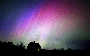 “धरती पर पहुंचा सौर तूफान, रात में आसमान हुआ रंग-बिरंगा; जानें ऑरोरा क्या होता है”… “धरती पर पहुंचा सौर तूफान, रात में आसमान हुआ रंग-बिरंगा; जानें ऑरोरा क्या होता है”…