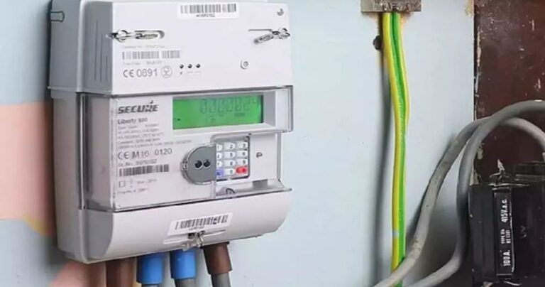 स्मार्ट मीटर लगाने पहुंचे कर्मचारियों से गांव वालों का टकराव, उल्टे पांव लौटे स्टाफ