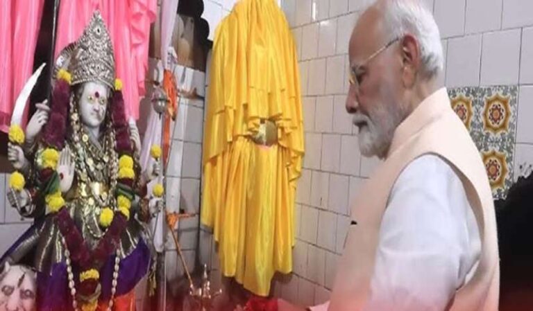प्रधानमंत्री नरेंद्र मोदी ने वाशिम के जगदम्बा मंदिर में किए दर्शन
