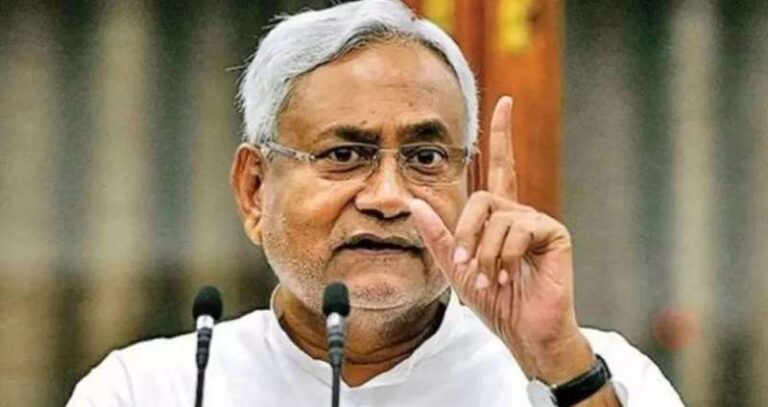 पटना की सड़कों पर भारत रत्न के समर्थन में नीतीश कुमार के पोस्टर लगे