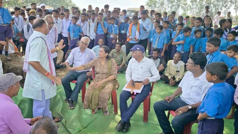 बालोद के ग्राम पीपरछेड़ी में नए स्कूल भवन और शिक्षकों की भर्ती की मांग को लेकर पैरेंटस ने की तालाबंदी बालोद के ग्राम पीपरछेड़ी में नए स्कूल भवन और शिक्षकों की भर्ती की मांग को लेकर पैरेंटस ने की तालाबंदी