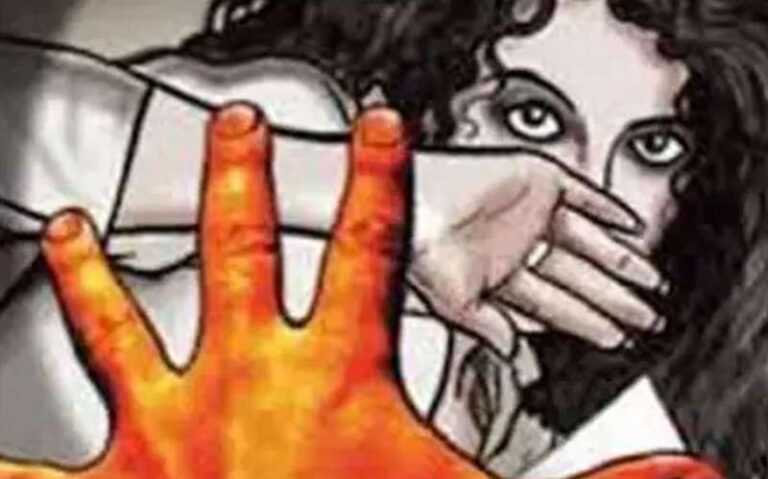 पति के दोस्त ने नव वविवाहिता के घर में घुसकर किया दुष्कर्म पति के दोस्त ने नव वविवाहिता के घर में घुसकर किया दुष्कर्म