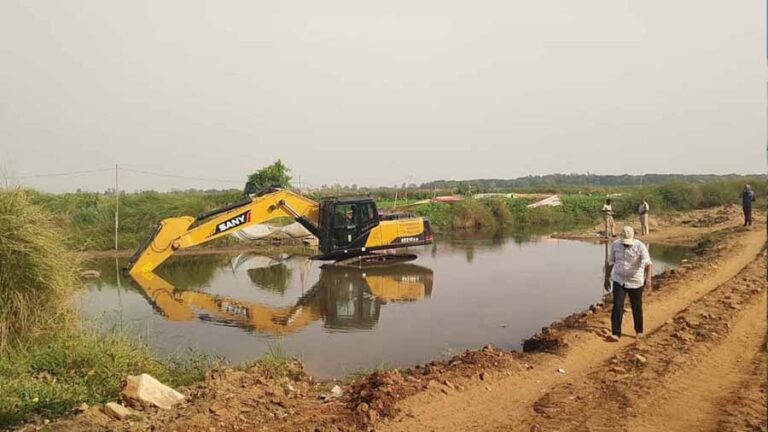 रेत का अवैध खनन, ठेकेदार के साथ पंचायत प्रतिनिधियों को भेजा 4 करोड़ की वसूली का नोटिस