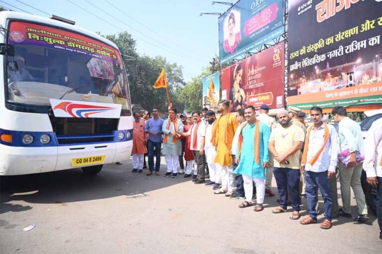 उपमुख्यमंत्री श्री विजय शर्मा ने डोंगरगढ़ मां बम्लेश्वरी के दर्शन के लिए जा रहे श्रद्धालुओं की बस को झंडी दिखाकर किया रवाना उपमुख्यमंत्री श्री विजय शर्मा ने डोंगरगढ़ मां बम्लेश्वरी के दर्शन के लिए जा रहे श्रद्धालुओं की बस को झंडी दिखाकर किया रवाना