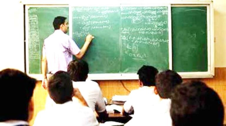 बिहार: स्कूल में क्लास छोड़कर मोबाइल चला रहे थे टीचर, पदाधिकारियों ने लिया बड़ा एक्शन!