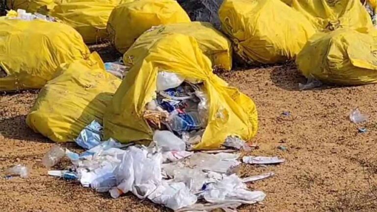 अस्पतालों से निकलने वाला बायो मेडिकल वेस्ट नेशनल हाइवे किनारे फेंका अस्पतालों से निकलने वाला बायो मेडिकल वेस्ट नेशनल हाइवे किनारे फेंका