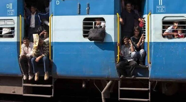 ट्रेन के गेट की सीढ़ी पर बैठकर प्रतिदिन यात्री करते हैं यात्रा ट्रेन के गेट की सीढ़ी पर बैठकर प्रतिदिन यात्री करते हैं यात्रा