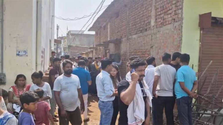 हिंदू संगठन के कार्यकर्ताओं ने धर्मांतरण को लेकर घेरा घर, संदिग्धों को हिरासत में लेकर पुलिस कर रही पूछताछ