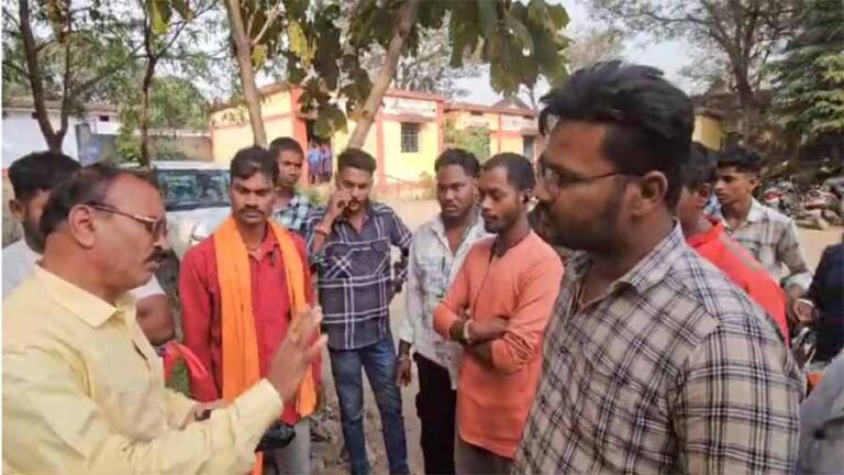 कोरबा में जय श्रीराम कहने पर शिक्षक ने की बच्चों की पिटाई, आक्रोशित पालक पहुंचे स्कूल