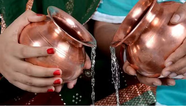 गंगाजल घर में किस दिशा, स्थान और पात्र में रखना चाहिए? जानें इस पवित्र जल से जुड़े कुछ जरूरी नियम