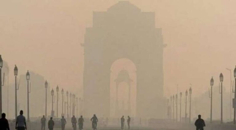 दिल्ली बनी गैस चेंबर दम घोंट रही हवा, कई इलाकों में एक्यूआई  400 पार