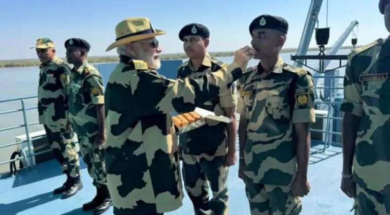 पीएम मोदी ने कच्छ में जवानों के साथ मनाई दिवाली पीएम मोदी ने कच्छ में जवानों के साथ मनाई दिवाली