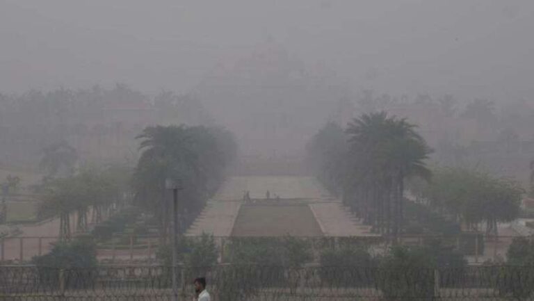 सीजन के पहले कोहरा से ओझल हुआ दिल्ली का अक्षरधाम मंदिर