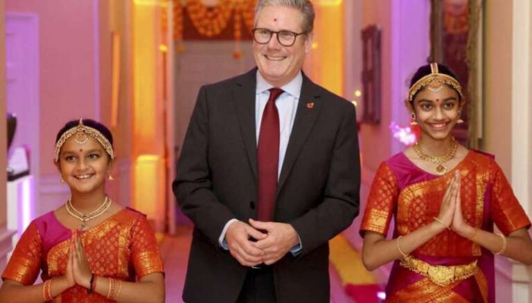 ब्रिटेन पीएम ने दी दीपावली पर पार्टी, मांस, मदीरा परोसने से भारतीय हुए नाराज ब्रिटेन पीएम ने दी दीपावली पर पार्टी, मांस, मदीरा परोसने से भारतीय हुए नाराज