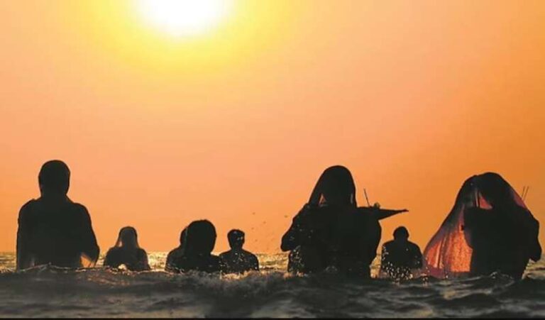 दिल्ली के छठ घाटों पर डूबते सूर्य को अर्घ्य देंगे श्रद्धालु दिल्ली के छठ घाटों पर डूबते सूर्य को अर्घ्य देंगे श्रद्धालु