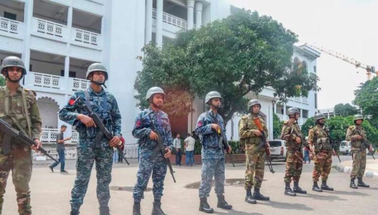 फिर सुलगने लगा बांग्लादेश, सडक़ पर उतरी आर्मी फिर सुलगने लगा बांग्लादेश, सडक़ पर उतरी आर्मी