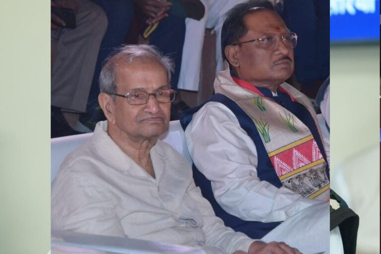 भारत मंडपम में दूर से खड़े खड़े कार्यक्रम देख रहे थे एक बुजुर्ग, मुख्यमंत्री ने पास बुलाया और अपने साथ बैठने का किया आग्रह भारत मंडपम में दूर से खड़े खड़े कार्यक्रम देख रहे थे एक बुजुर्ग, मुख्यमंत्री ने पास बुलाया और अपने साथ बैठने का किया आग्रह