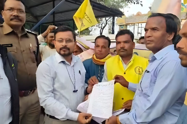 गोंगपा का बड़ा प्रदर्शन,भ्रष्टाचार दूर करने की मांग किसानों, ग्रामीणों ने दिया एक दिवसीय धरना प्रदर्शन गोंगपा का बड़ा प्रदर्शन,भ्रष्टाचार दूर करने की मांग किसानों, ग्रामीणों ने दिया एक दिवसीय धरना प्रदर्शन