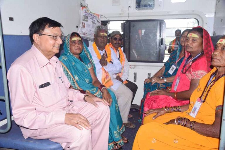 बिलासपुर संभाग से 850 श्रद्धालु अयोध्या धाम के लिए हुए रवाना बिलासपुर संभाग से 850 श्रद्धालु अयोध्या धाम के लिए हुए रवाना